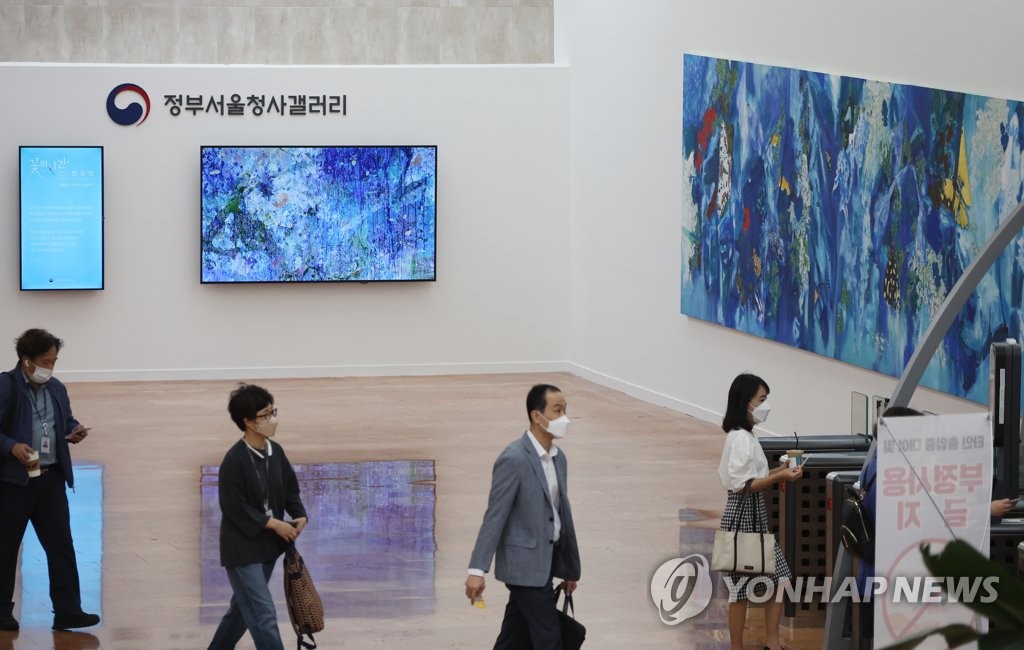 갤러리로 변한 정부서울청사 로비