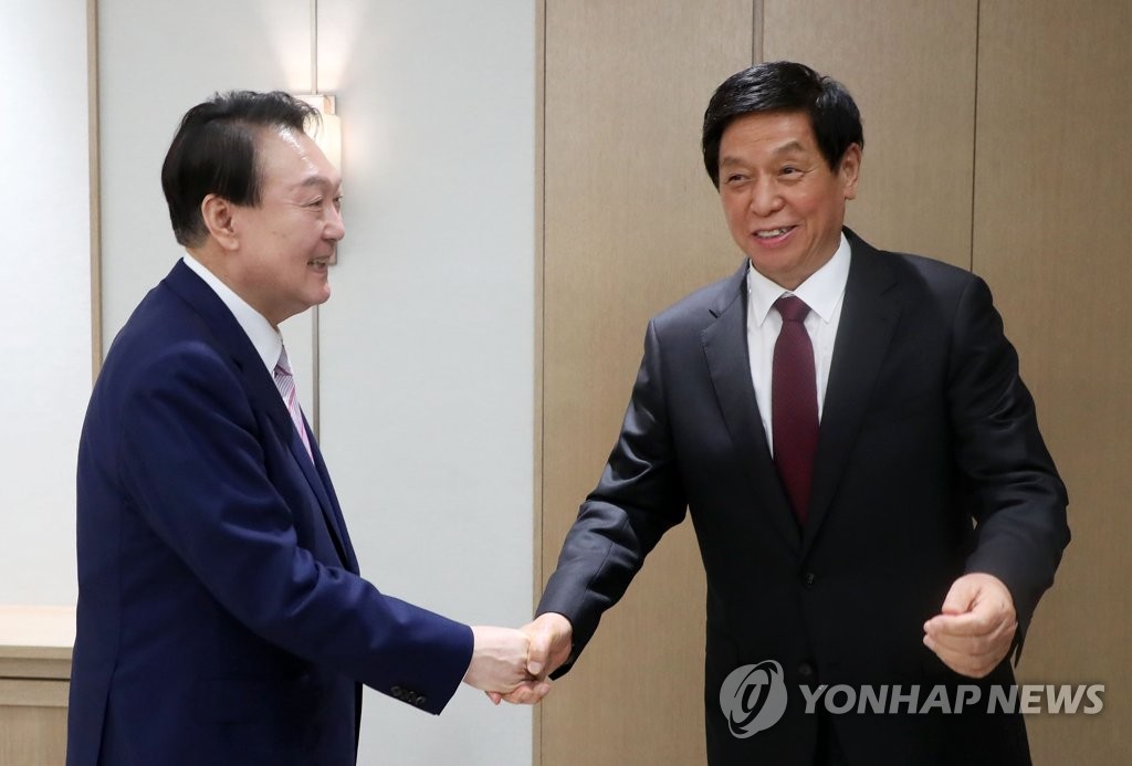 리잔수 중국 전인대 상무위원장 만난 윤석열 대통령