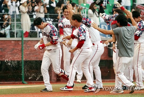 축하 물세례 받는 SSG 오태곤