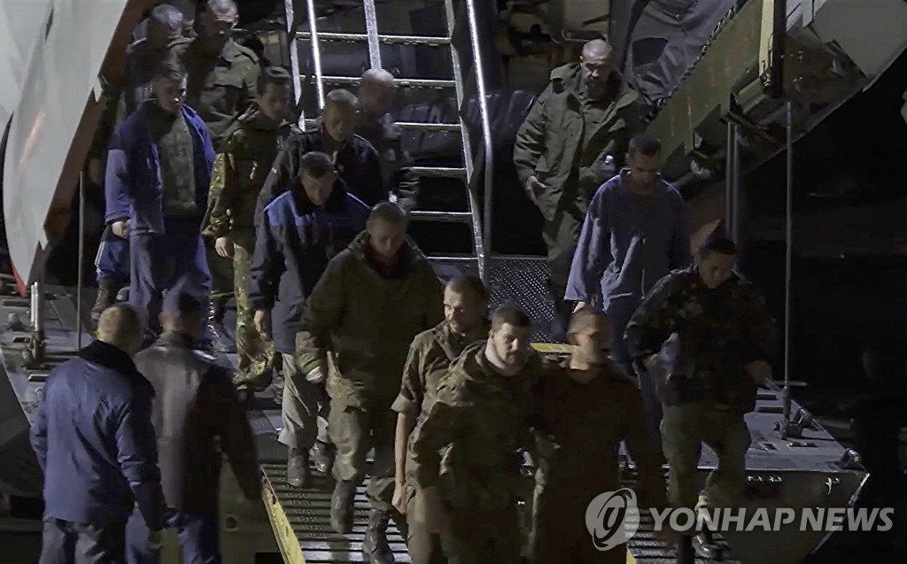 모스크바 공항으로 귀환하는 러시아군 포로들