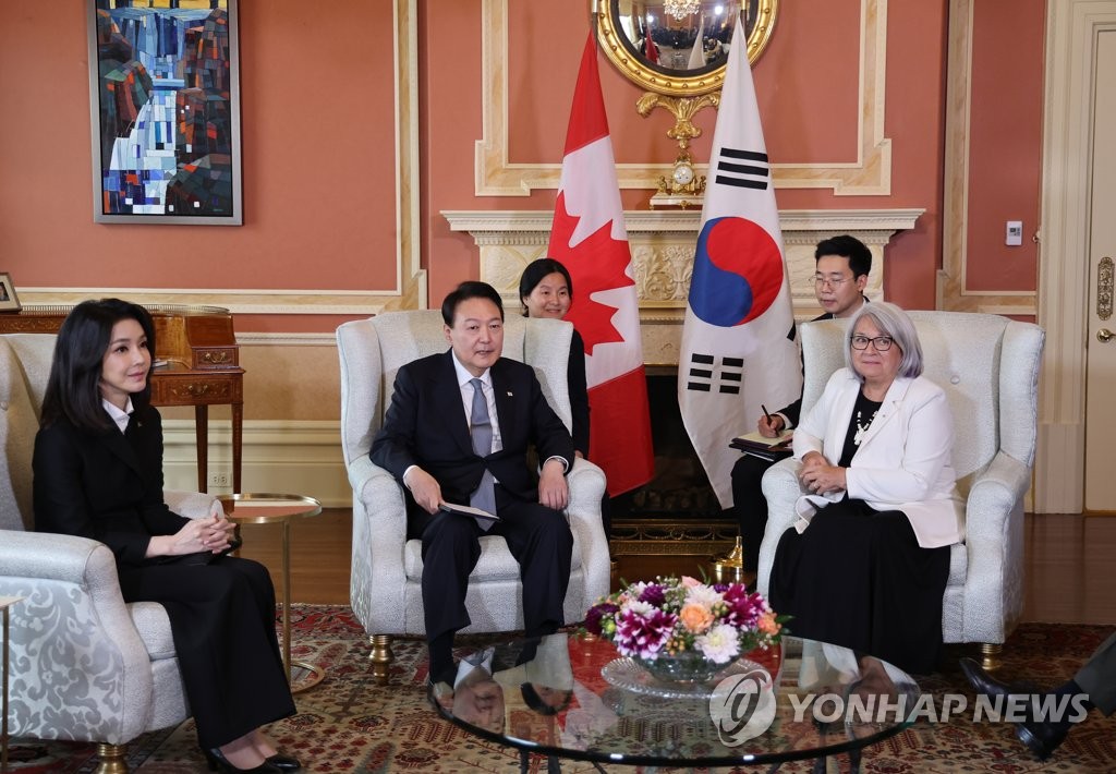 메리 사이먼 캐나다 총독과 환담하는 윤석열 대통령