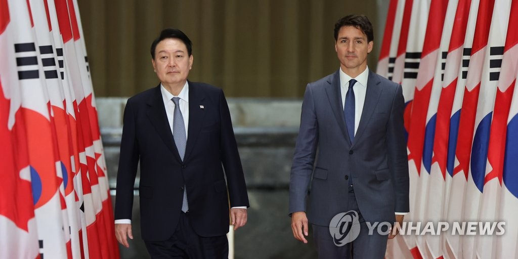 공동기자회견장 들어서는 한-캐나다 정상