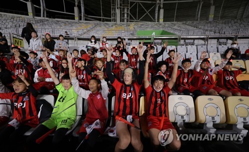 실외마스크 의무 완전 해제날...올림픽 대표팀 응원하는 어린이들