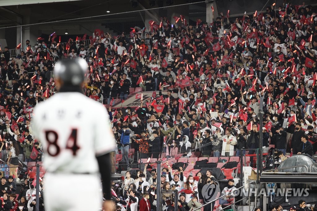 KT Wiz fans cheer on their Korea Baseball Organization club during the wild card game against the Kia Tigers at KT Wiz Park in Suwon, 35 kilometers south of Seoul, on Oct. 13, 2022. (Yonhap)