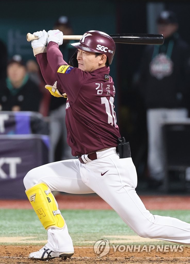 Kim Jun-wan of the Kiwoom Heroes hits a two-run single against the KT Wiz during the top of the fourth inning of Game 3 of the first round in the Korea Baseball Organization postseason at KT Wiz Park in Suwon, 35 kilometers south of Seoul, on Oct. 19, 2022. (Yonhap)