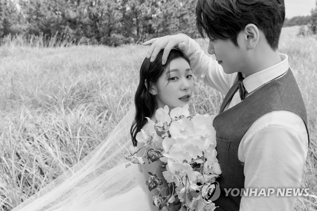 La foto de boda, lanzada, el 22 de octubre de 2022, por All That Sports, muestra a la ex patinadora artística surcoreana Kim Yu-na (izda.) y el cantante de música clásica surcoreano Ko Woo-rim. (Prohibida su reventa y archivo)