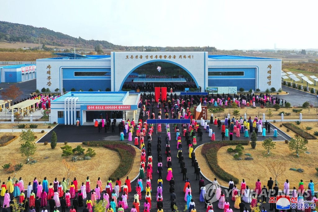 La foto, publicada, el 27 de octubre de 2022, por la Agencia Central de Noticias de Corea del Norte, muestra una ceremonia para conmemorar la finalización de la construcción de una fábrica de helados en Taesongsan, en Pyongyang. (Uso exclusivo dentro de Corea del Sur. Prohibida su distribución parcial o total)