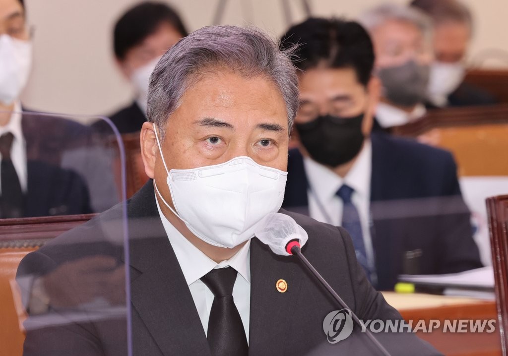El ministro de Asuntos Exteriores de Corea del Sur, Park Jin, explica sobre la propuesta presupuestaria para 2023 de su ministerio en una sesión plenaria del comité de asuntos exteriores y unificación de la Asamblea Nacional, celebrada, el 31 de octubre de 2022.