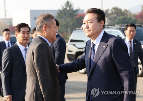 이상민 행안부 장관과 인사하는 윤석열 대통령