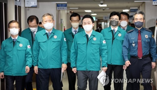 브리핑실 향하는 장관들