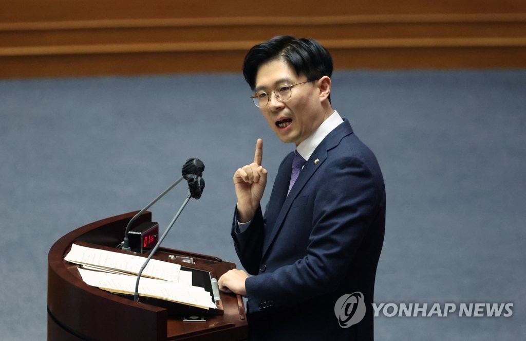 '이태원 참사 특위' 반대 토론하는 조정훈
