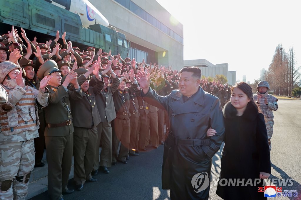김정은, ICBM 공로자들과 기념사진…둘째딸 또 동행