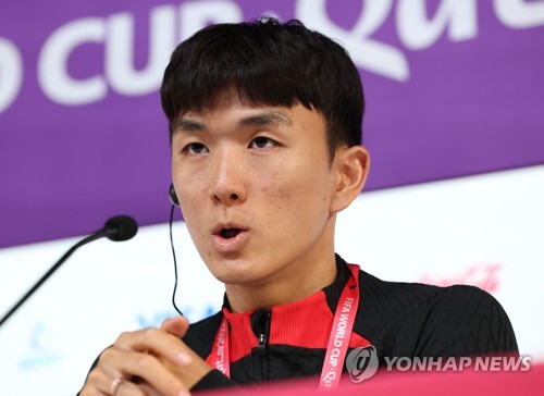취재진 질문에 답하는 황인범