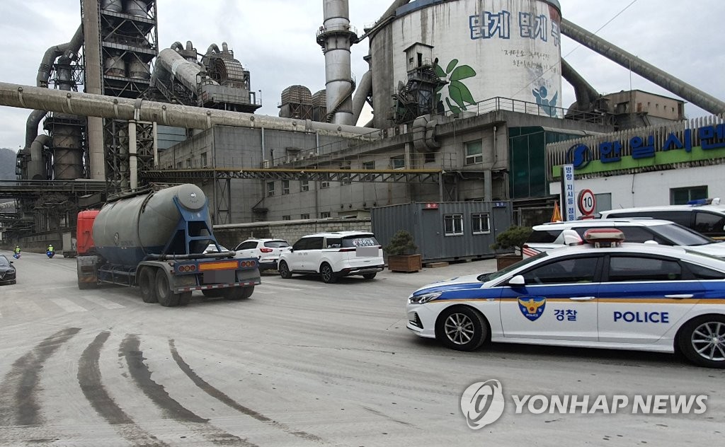 Un remolque de cemento a granel, escoltado por la policía, sale, el 28 de noviembre de 2022, de una planta de Hanil Cement Co., en Danyang, provincia de Chungcheong del Norte, en el centro de Corea del Sur, en medio de una huelga en curso de camioneros del sector del cemento.