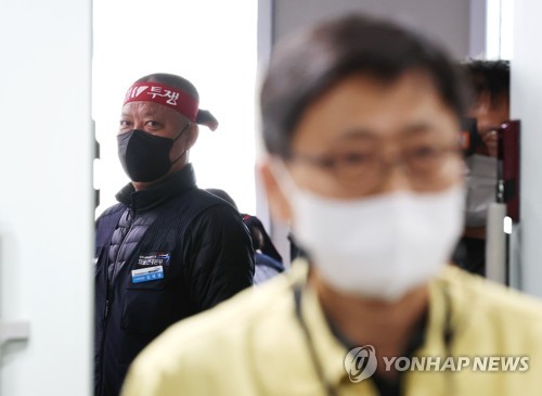 돌아선 국토부, 바라보는 화물연대