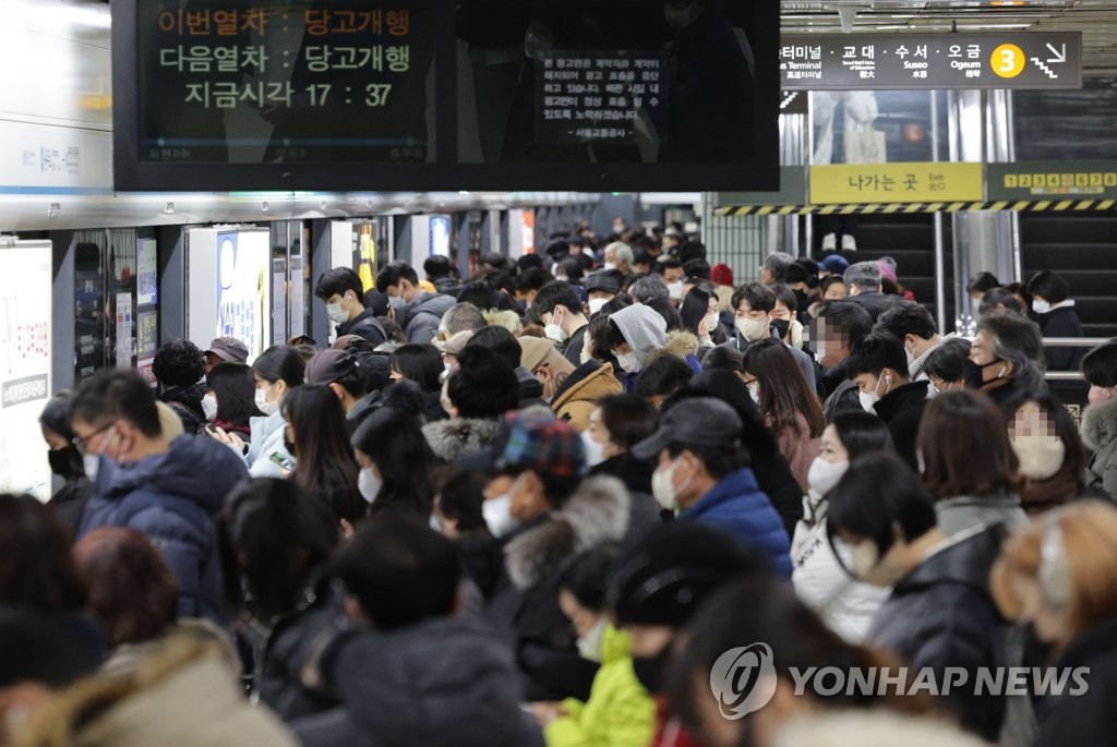 퇴근길 길어진 배차에 시민들 '불편'
