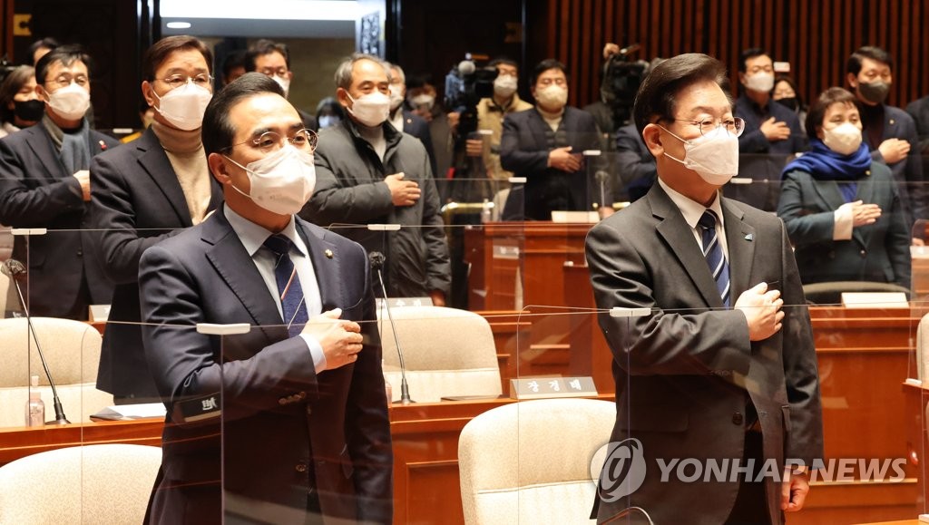 Rep. Lee Jae-myung (R), chairman of the main opposition Democratic Party, and Rep. Park Hong-keun, floor leader, attend the party's general meeting of lawmakers at the National Assembly on Nov. 29, 2022. (Yonhap)