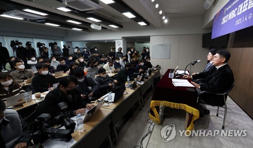 질문에 답하는 조범현 기술위원장