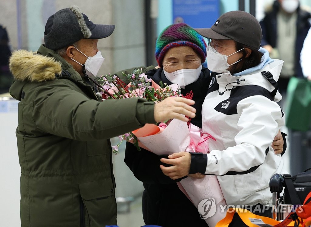 재회의 기쁨 나누는 김영미 대장과 부모님