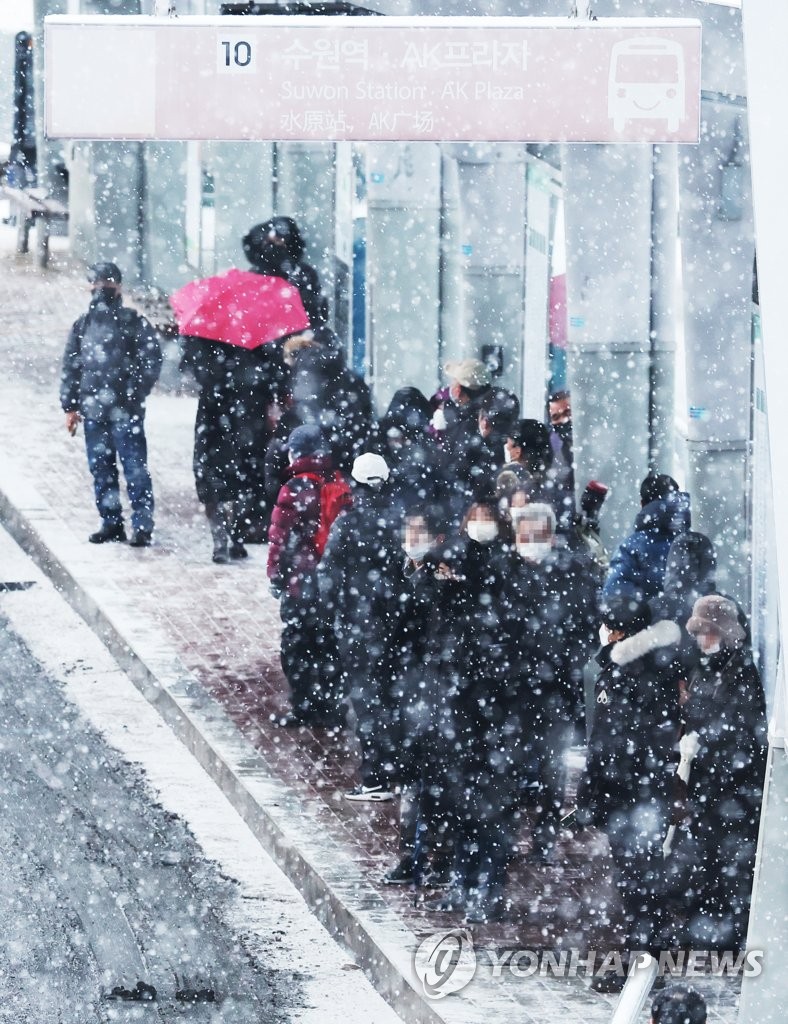 출근길 버스 기다리는 시민들