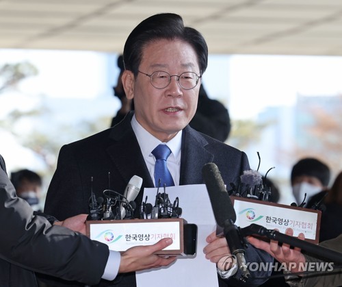 이재명 지검 들어서며