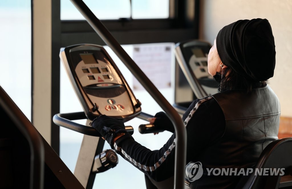 마스크 벗고 운동하는 시민