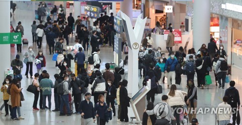 실내마스크 해제 첫날, 공항은 아직 마스크가 대세