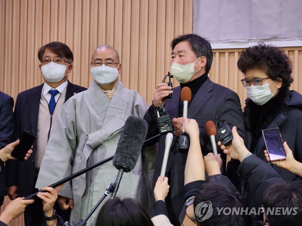지난 2월 2심 판결 뒤 심경 밝히는 부석사 관계자들 / 연합뉴스