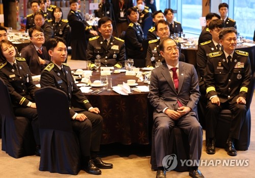 소방간부후보생과 영상 시청하는 한덕수 국무총리