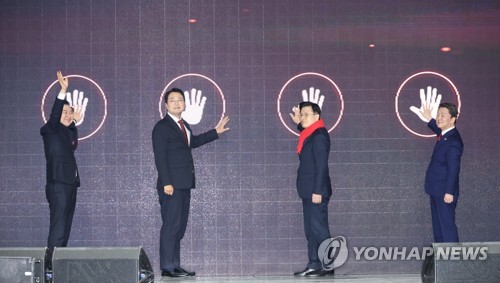 퍼포먼스 하는 국민의힘 당 대표 후보들