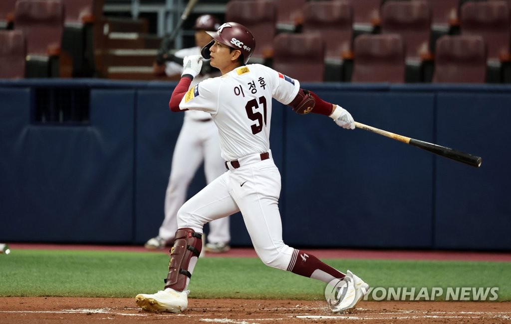 In this file photo from March 16, 2023, Lee Jung-hoo of the Kiwoom Heroes hits a single against the Kia Tigers during the bottom of the first inning of a Korea Baseball Organization preseason game at Gocheok Sky Dome in Seoul. (Yonhap)