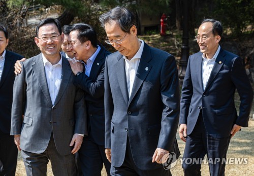 당정협의 장소로 이동하는 한덕수 총리와 국민의힘 김기현 대표