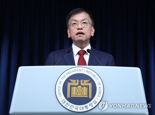 미국 반도체법, 공동주택 공시가격 관련 브리핑하는 최상목 경제수석