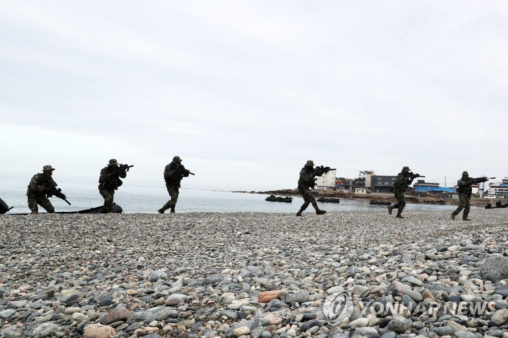 침투 훈련하는 해병대원