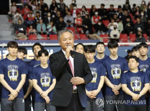 소감 밝히는 유재학 총감독