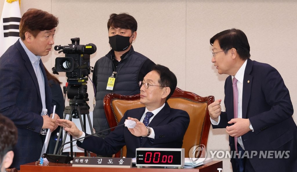 여야 간사와 대화하는 법사위원장