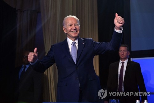 '재선 공식 출마' 엄지 치켜든 바이든