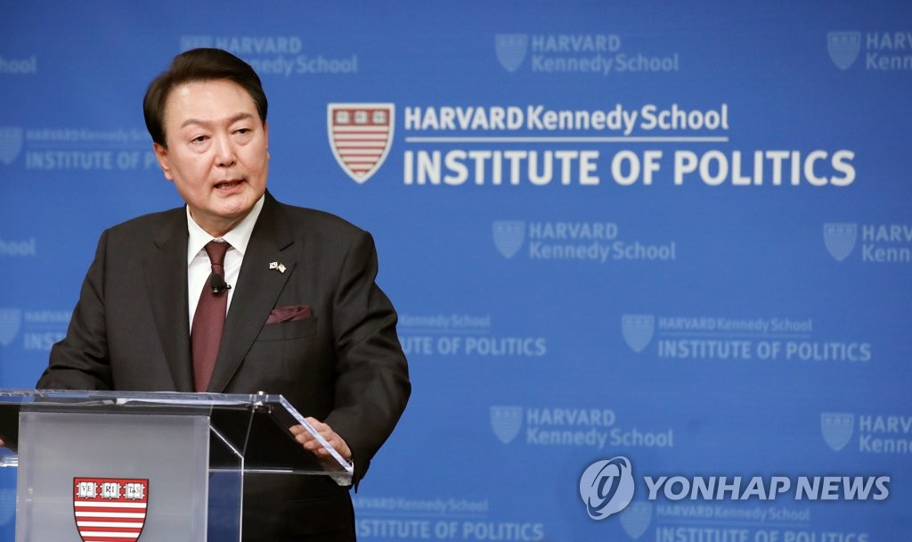 President Yoon Suk Yeol gives an address at Harvard Kennedy School in Cambridge, Massachusetts, on April 28, 2023. (Yonhap)