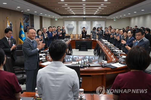 코로나19 방역 보건 의료진에 박수