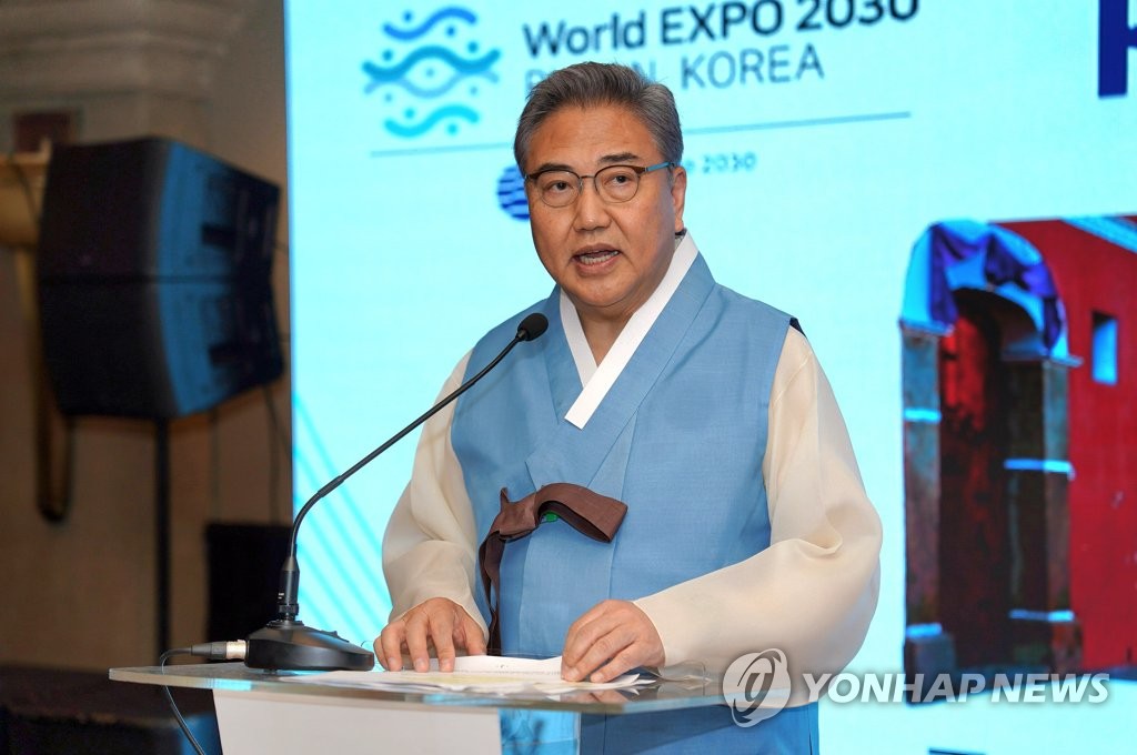 La foto, proporcionada por el Ministerio de Asuntos Exteriores surcoreano, muestra a su ministro, Park Jin, vestido con el traje tradicional coreano "hanbok", pronunciando un discurso durante el evento "Noche de Corea", celebrado, el 10 de mayo de 2023 (hora local), en Antigua Guatemala, en Guatemala. (Prohibida su reventa y archivo)