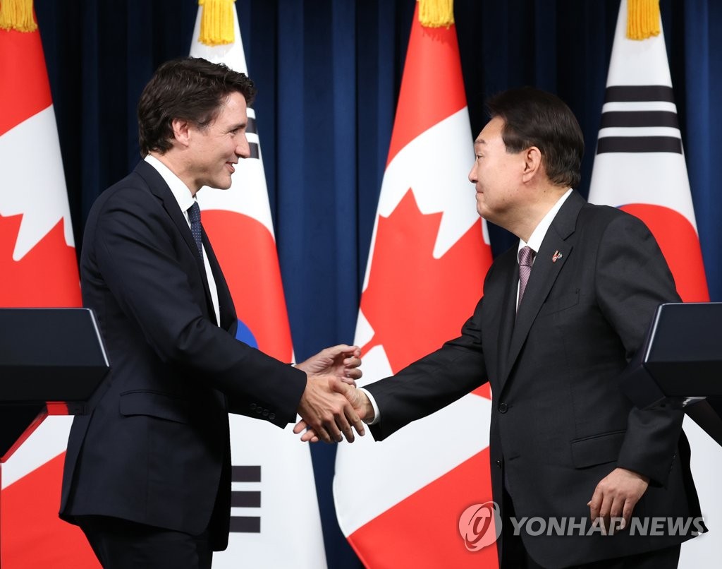 Le président Yoon Suk Yeol (à droite) et le Premier ministre canadien Justin Trudeau se serrent la main après avoir tenu une conférence de presse conjointe au bureau présidentiel de Séoul, le 17 mai 2023.