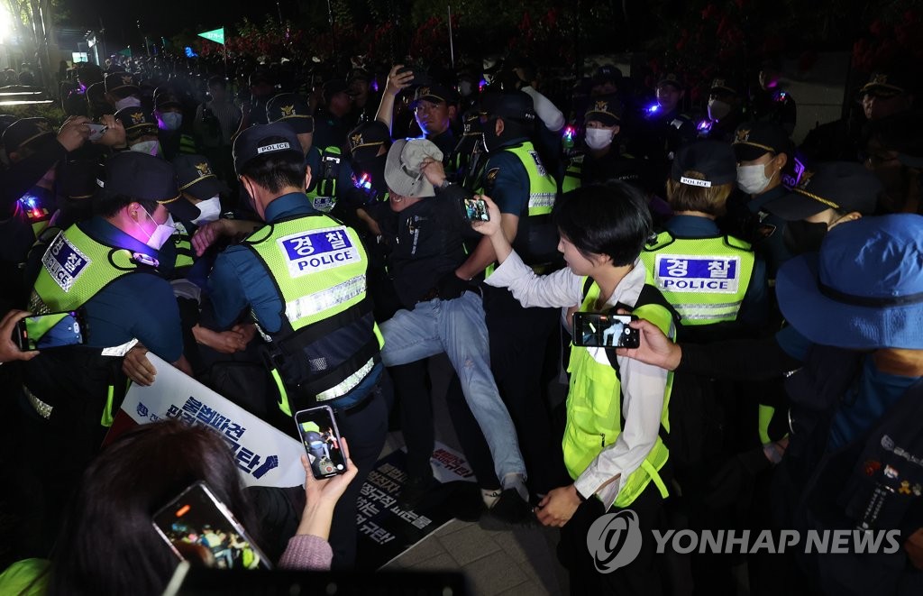 경찰, 대법원 앞 야간문화제 원천봉쇄