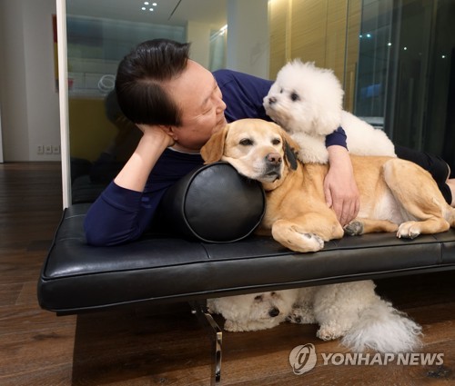 반려견과 휴식하는 윤 대통령 사진 공개