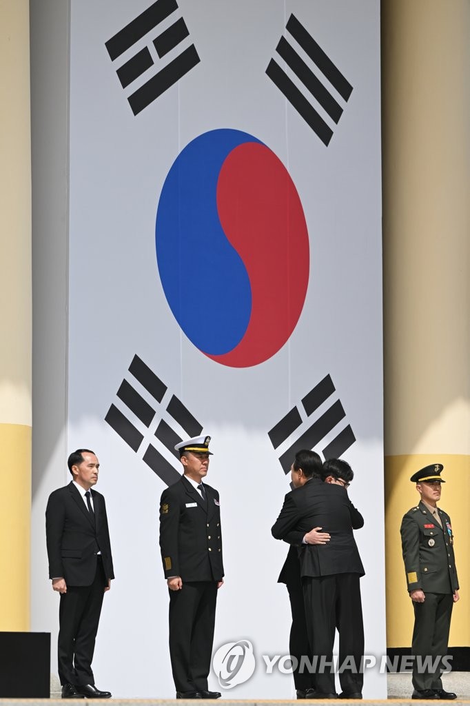 대통령실, '국민과 함께 시작한 여정' 사진집 출간
