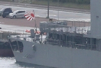 Un navire de guerre japonais portant le drapeau du Soleil-Levant arrive en Corée du Sud pour un exercice naval