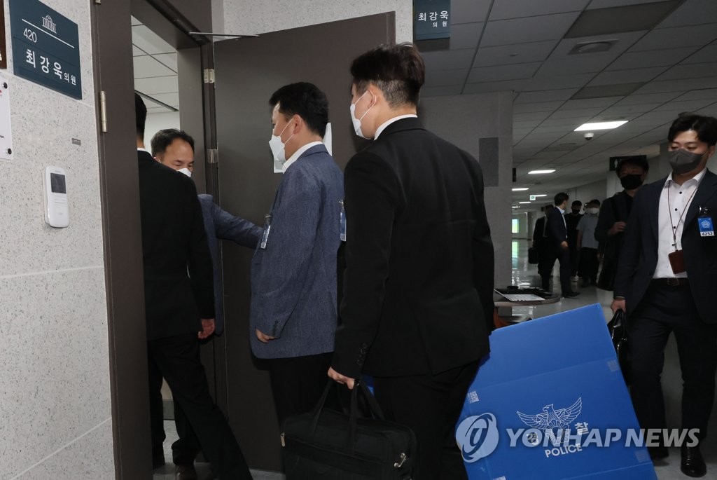 경찰, 최강욱 압수수색