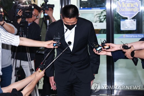 고개 숙여 인사하는 이용찬