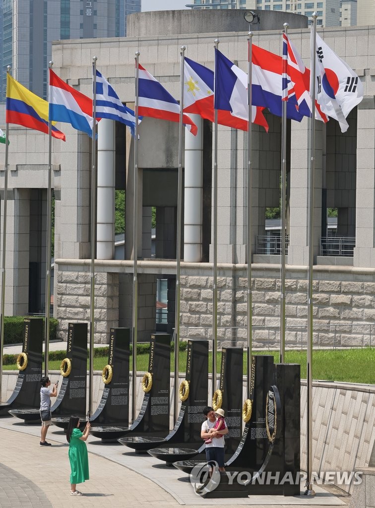 Los Ciudadanos Visitan El Centro Conmemorativo De La Guerra De Corea