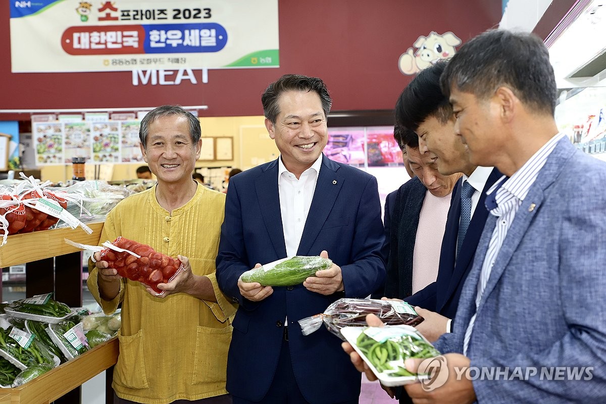 친환경 저탄소 인증 농산물 둘러보는 조소행 상호금융대표이사