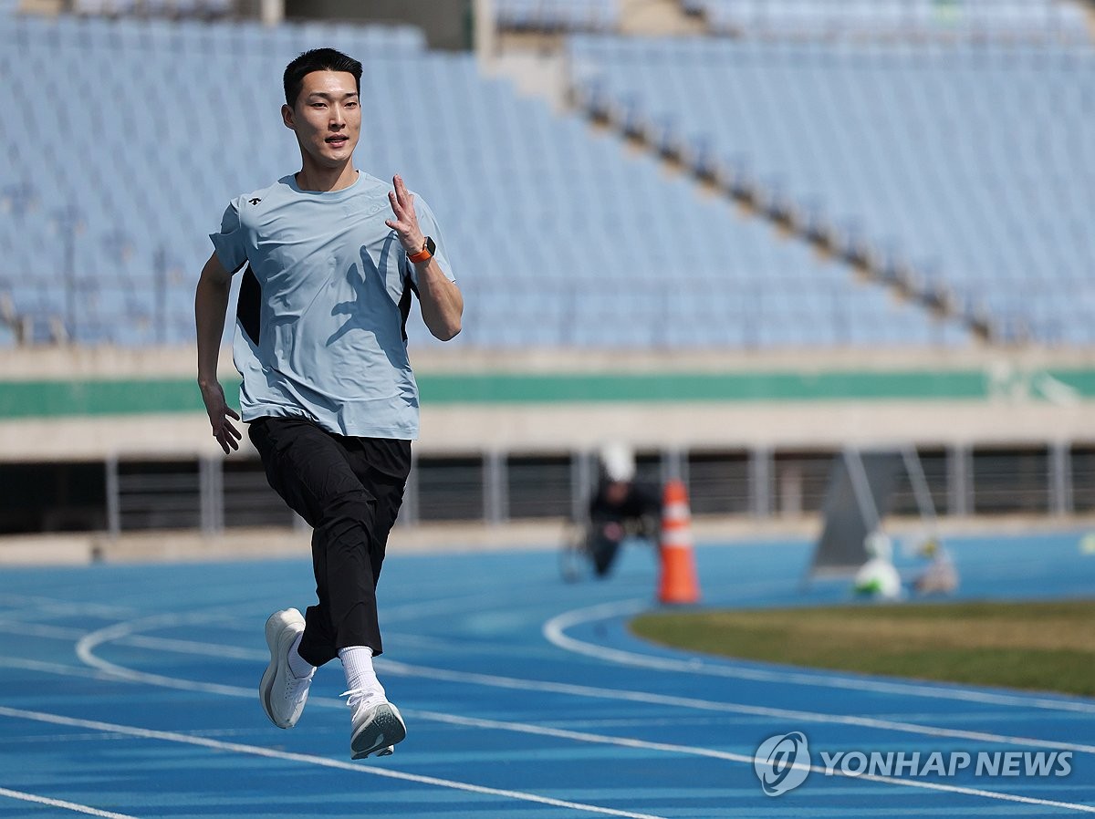 훈련하는 우상혁